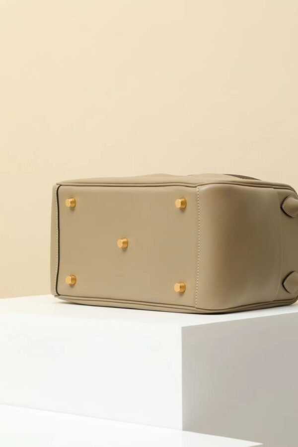 5ca2b1fbfe18766 GPC Mode Lindy Swift 8Q Tea Khaki Gold Hardware 26cm Full Handmade