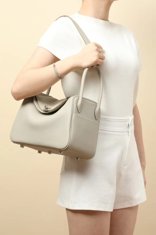 da18cff3eef5ca2 GPC Mode Lindy clemence 8L Light grey Silver Hardware 26cm Full Handmade